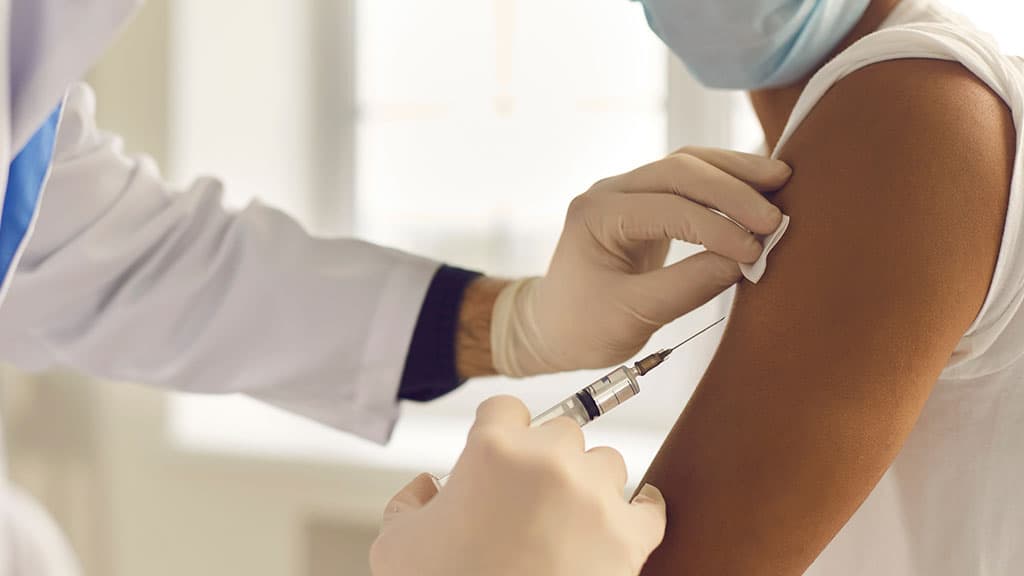 Soluzione fisiologica al posto del vaccino anti-Covid, medico di base indagato nelle Marche