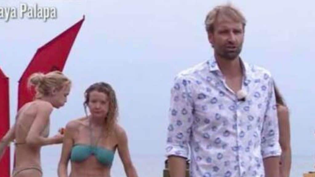 Isola dei Famosi, Angela Melillo e Elisa Isoardi infrangono il regolamento: il gesto sotto gli occhi di tutto, il video