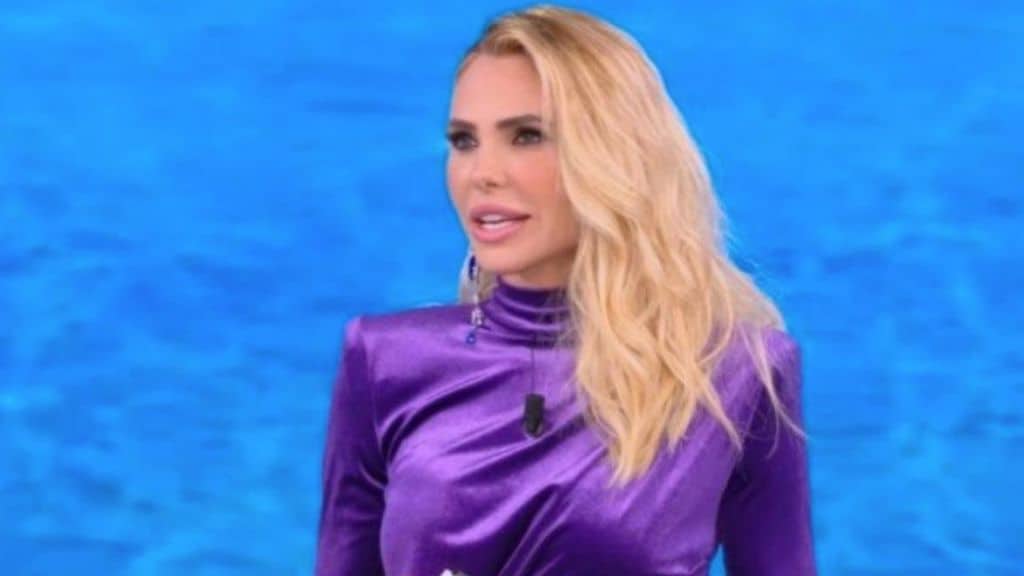 Isola dei Famosi 2021, la puntata di giovedì 15 aprile non sarà in diretta: accade per la prima volta, cosa succede al televoto