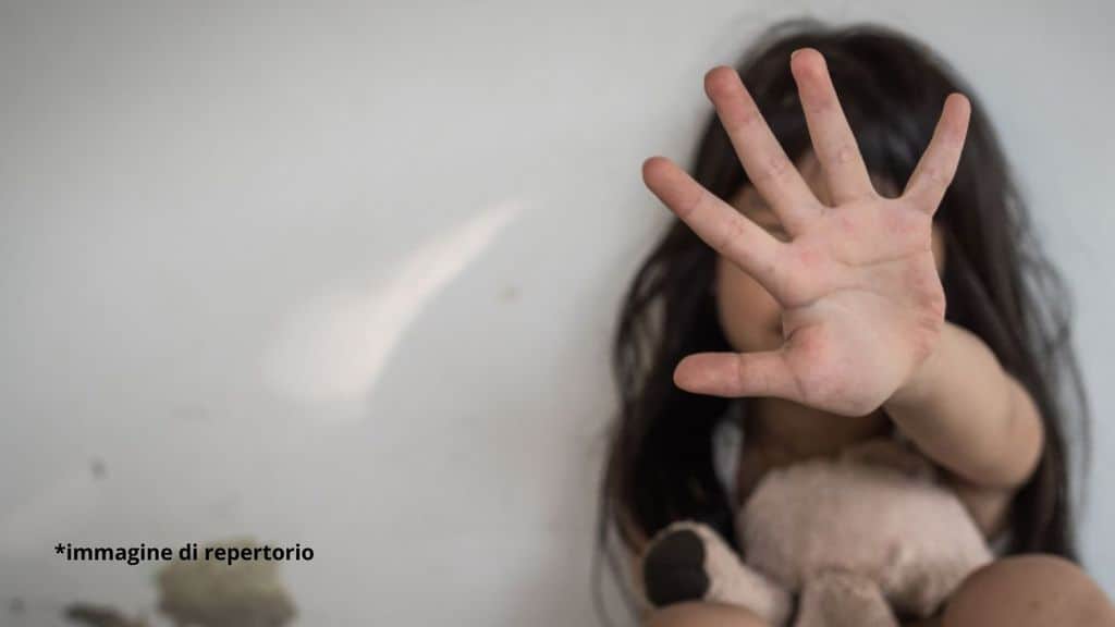 Legnano, 32enne molesta la figlia di 4 anni: la moglie lo scopre grazie a delle telecamere nascoste installate in casa