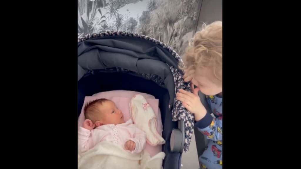 Vittoria, la figlia di Fedez e Chiara Ferragni compie un mese: i festeggiamenti in casa Ferragnez e il video con Leone