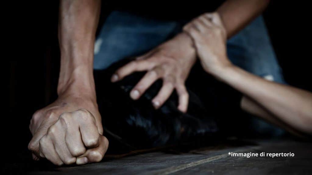 51enne narcotizzata, violentata per un mese, filmata e minacciata di revenge porn: arrestato un 46enne