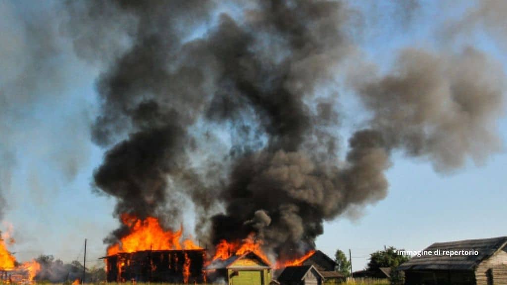 Niger, tragico incendio in una scuola: 21 capanne in fiamme, morti carbonizzati 20 bambini