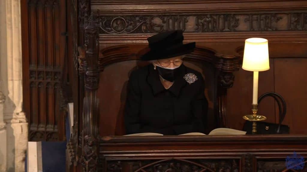 La Regina Elisabetta seduta da sola al funerale del marito