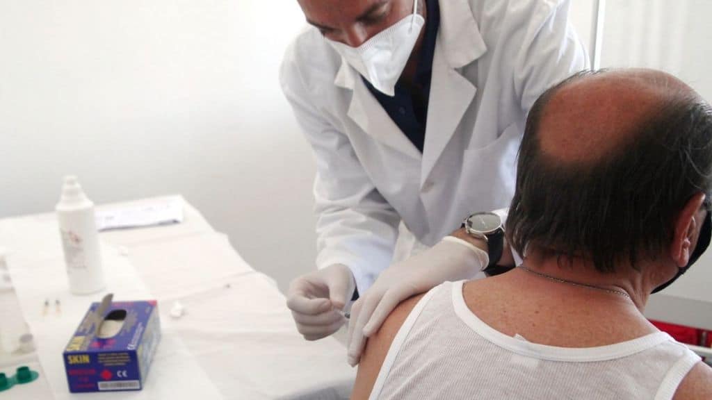 Vaccino, dal 1° maggio via alle prenotazioni per gli under 50 con comorbidità nel Lazio