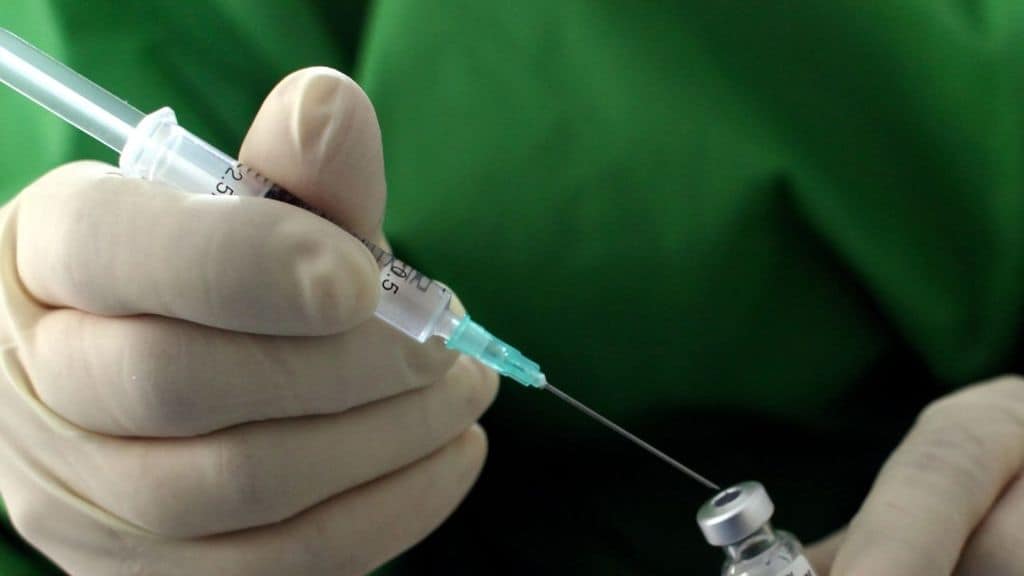 Vaccino anti Covid Johnson & Johnson's: 15 milioni di dosi rovinate per colpa di un "errore umano"