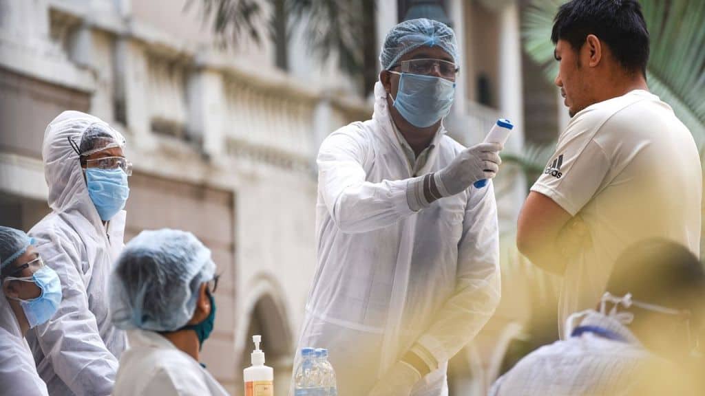 medici prendono campioni di sangue in india