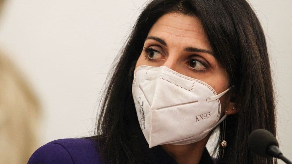 virginia raggi accusata da andrea romano per la sepoltura del figlio