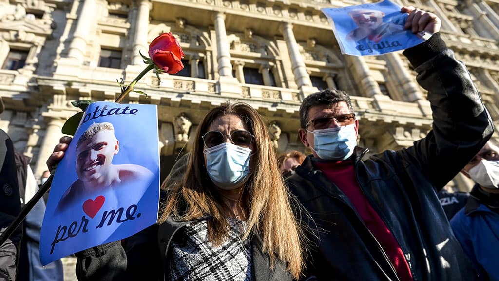 Marco Vannini, i genitori sulla tomba del figlio dopo la condanna ai Ciontoli