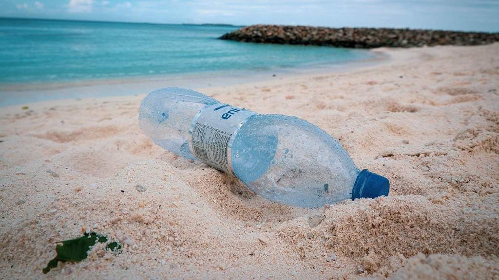 allarme legambiente rifiuti in spiaggia