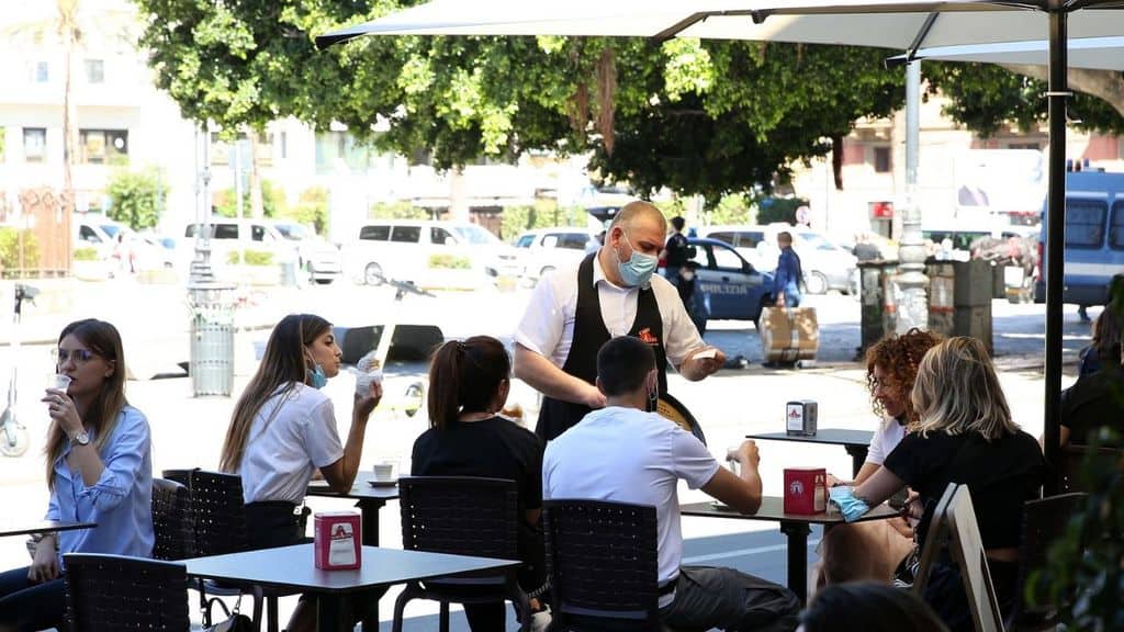 Bar e ristoranti, si torna alle cene fuori casa anche al chiuso: cosa cambia, tutte le regole a partire da oggi 1° giugno