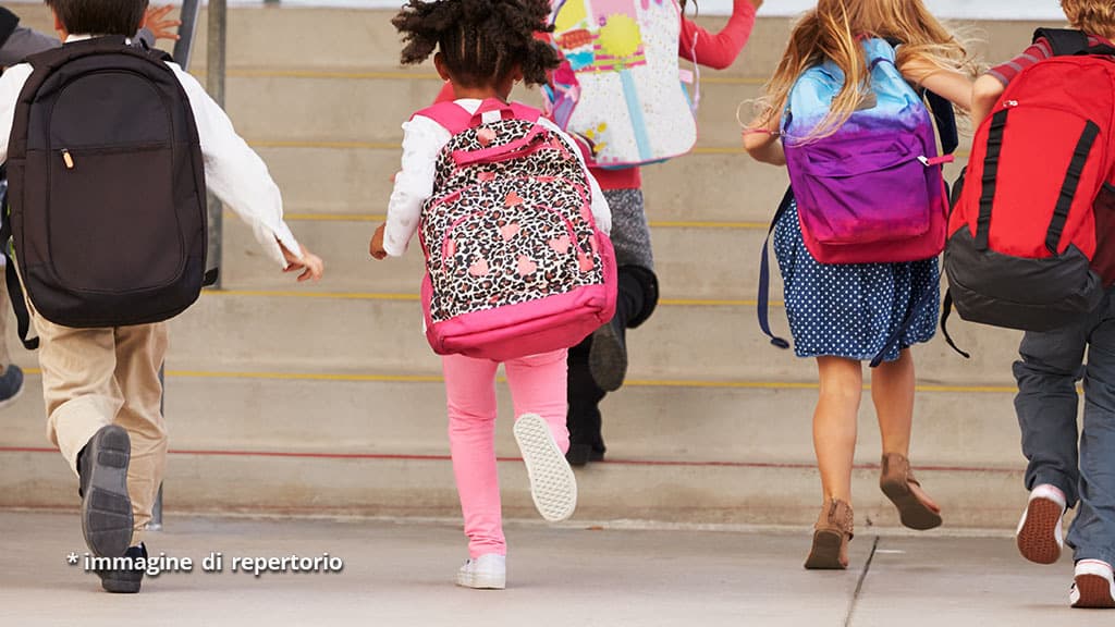 bimbo morto precipitato dalle scale a scuola: maestra condannata