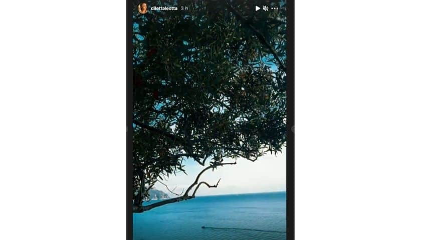 la costa e il mare nella destinazione misteriosa di Diletta Leotta e Can Yaman