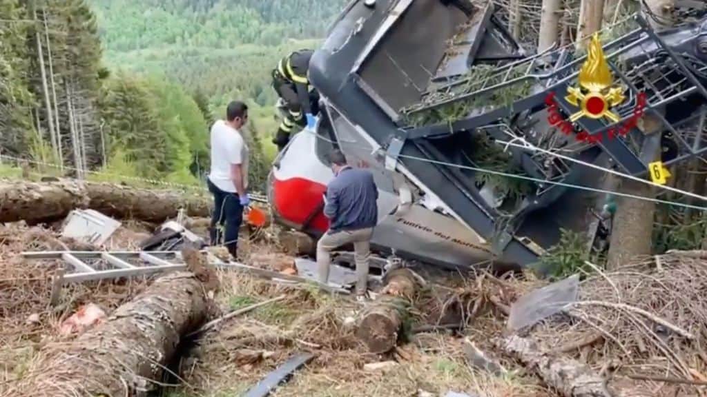 vigili del fuoco dopo il disastro della funivia stresa-mottarone