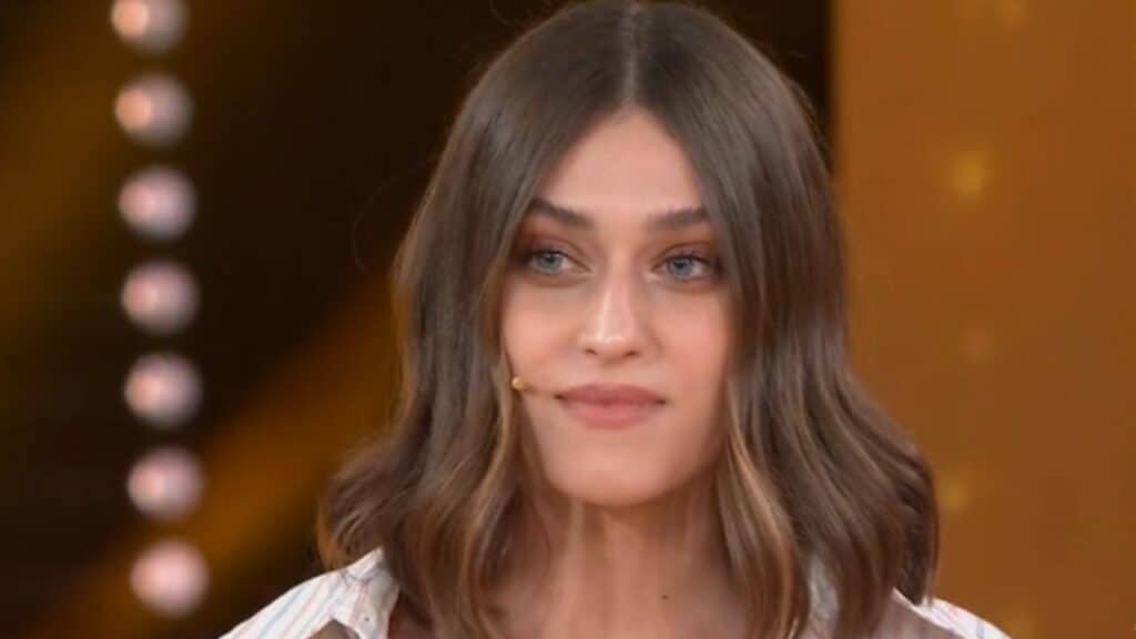 Gaia Gozzi ospite ad Amici 2021, le parole della cantante per i nuovi allievi, in vista della finale Gaia Gozzi ospite ad Amici 2021, le parole della cantante per i nuovi allievi, in vista della finale