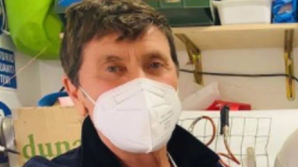 Gianni Morandi e l'incidente alla mano, la foto su Instagram: come sta il cantante