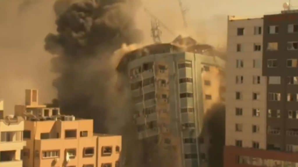 Il grattacelo di Al Jaala distrutto in un raid su gaza