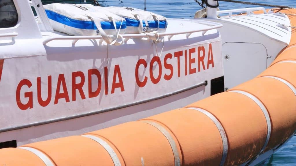 guardia costiera interviene in uno scontro tra due barche a olbia