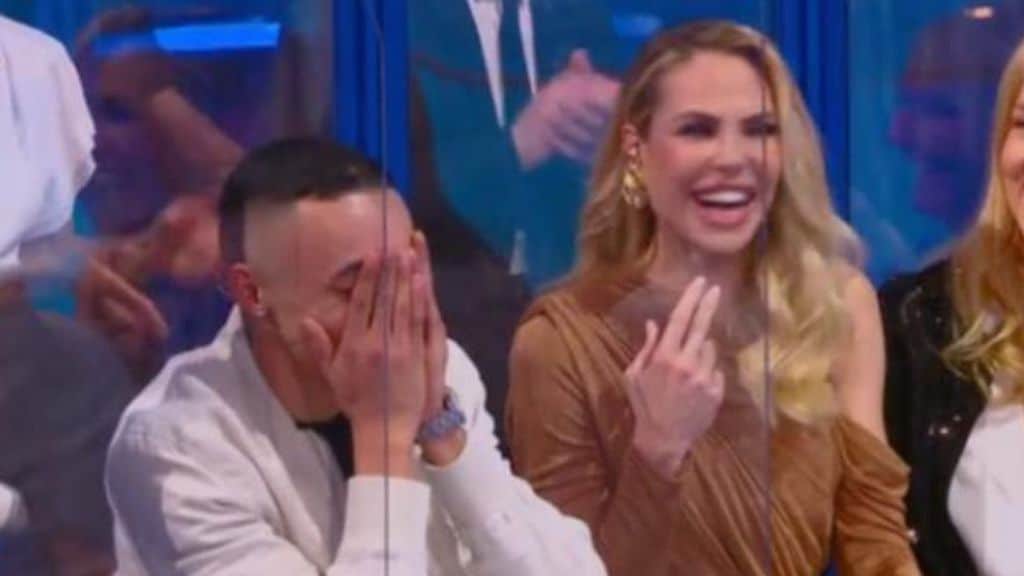 Ilary Blasi bacia Jeda e lo invita per un aperitivo: "Io e te da soli senza Vera e Totti", imbarazzo all'Isola dei Famosi 2021
