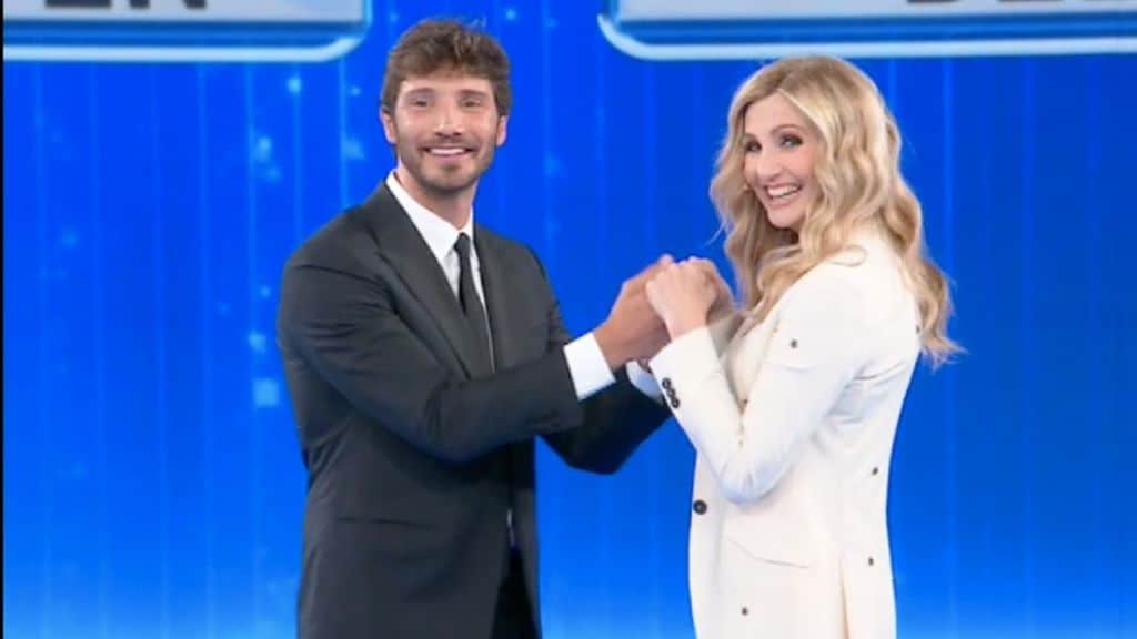 Lorella Cuccarini e Stefano De Martino ballano il tuca tuca