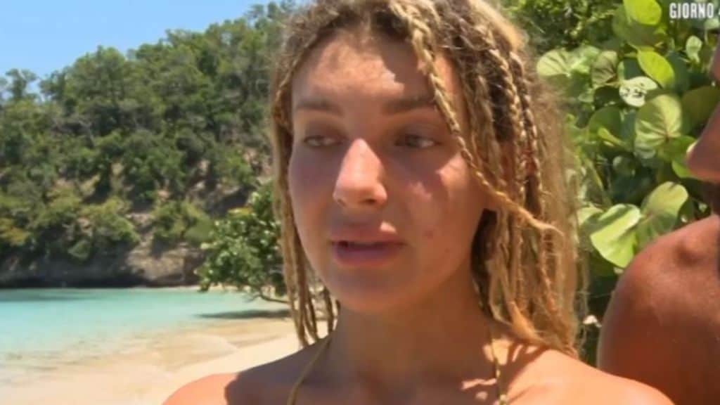 Miryea Stabile, notte di dolori allo stomaco all'Isola dei Famosi 2021: "Ragazzi sto male"