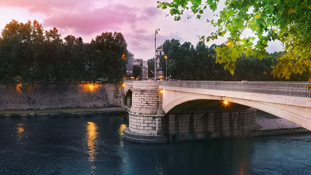 precipita da ponte Garibaldi a Roma mentre scatta un selfie