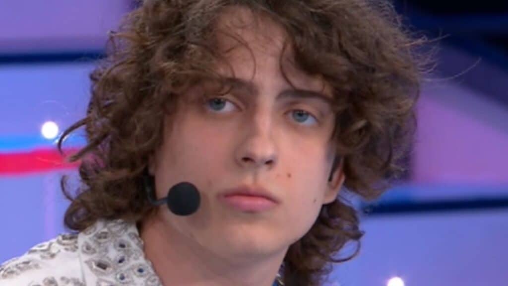 Sangiovanni scrive una lettera d’addio ai suoi compagni per la finale di Amici 2021, le parole toccanti Sangiovanni scrive una lettera d’addio ai suoi compagni per la finale di Amici 2021, le parole toccanti