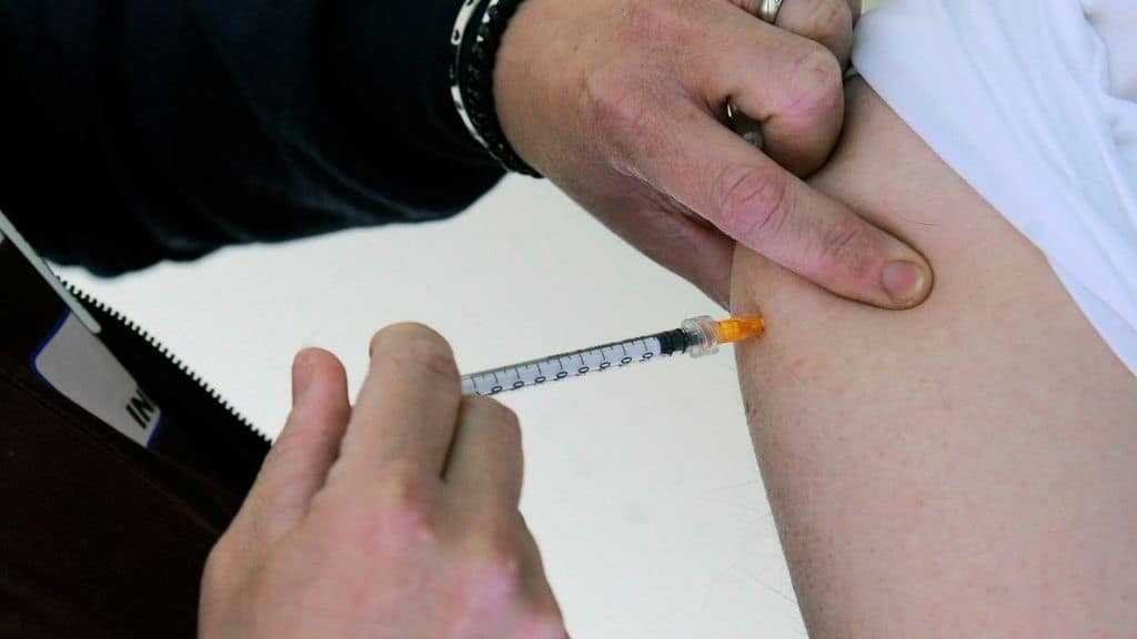 sei dosi di vaccino a una 23enne