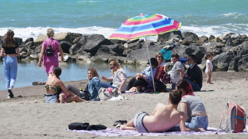 persone in spiaggia