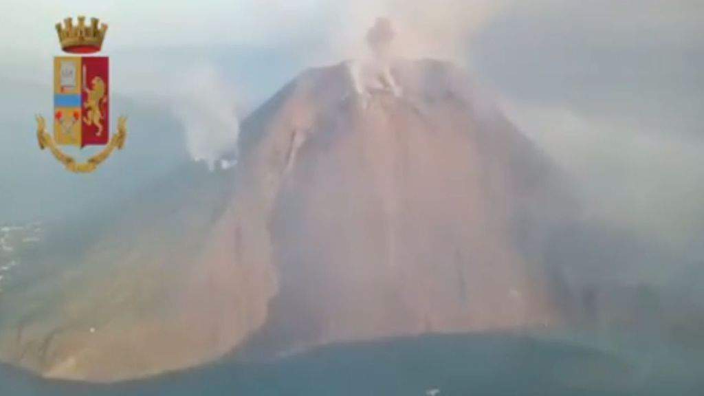 Stromboli, eruzione in corso: colata di lava e colonna di fumo visibile da km, i video