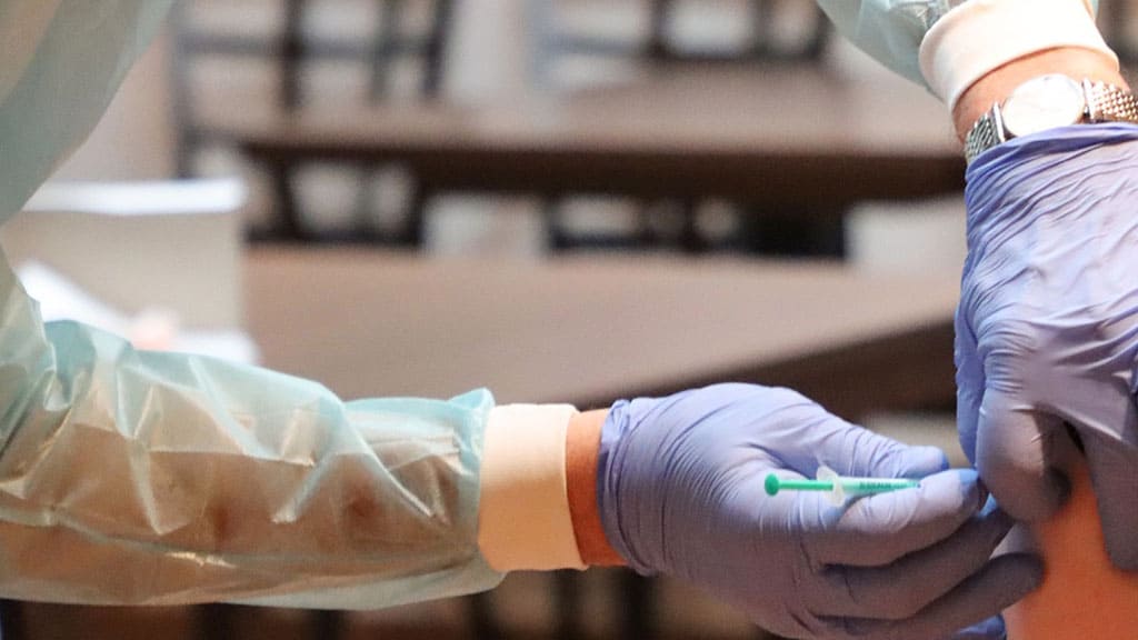 studentessa vaccinata a Massa Carrara, parla l'infermiera: 4 dosi non 6