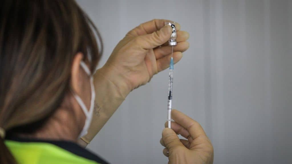 4 dosi vaccino alla 23enne, ora è disidratata