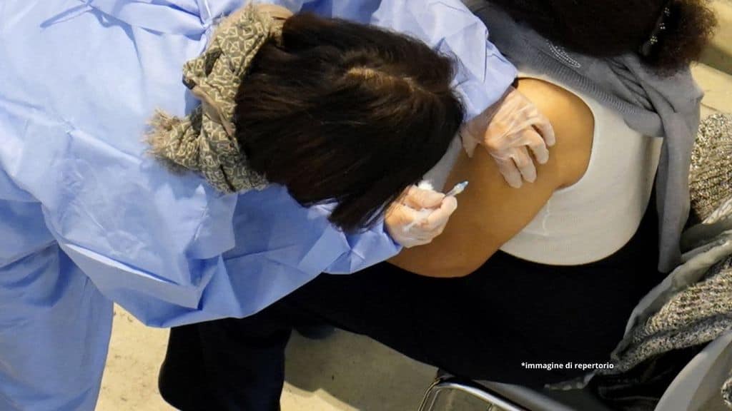 Vaccini, ancora un errore di sovradosaggio: 4 dosi di Pfizer-Biontech ad una 60enne a Livorno
