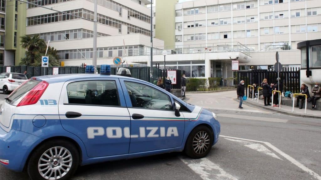 uccide la moglie a coltellate in strada, fermato dalla polizia