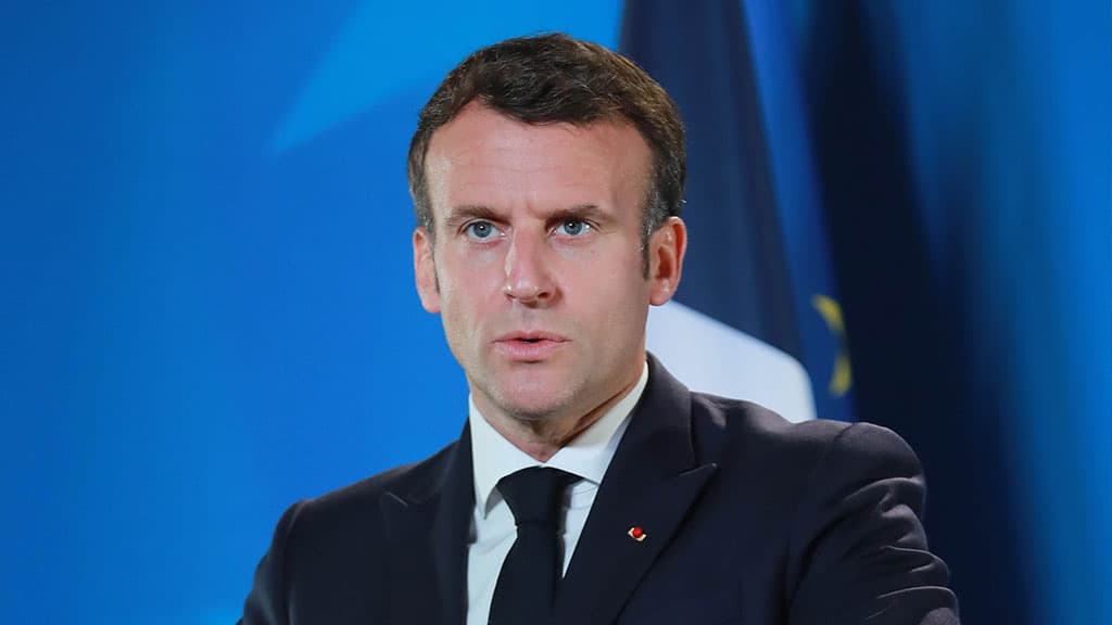 Emmanuel Macron: schiaffo tra la folla