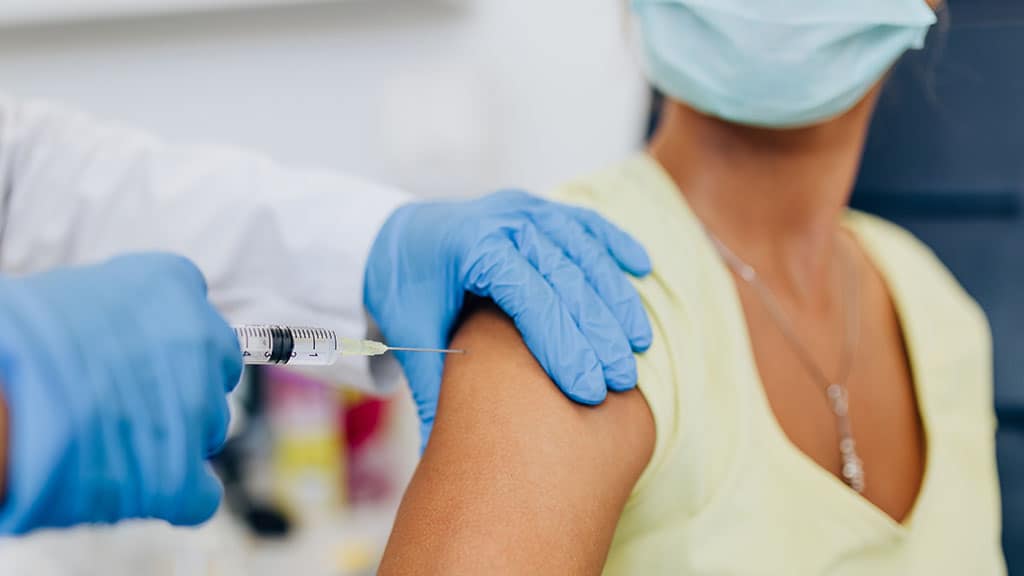 Soluzione fisiologica al posto del vaccino a Pistoia