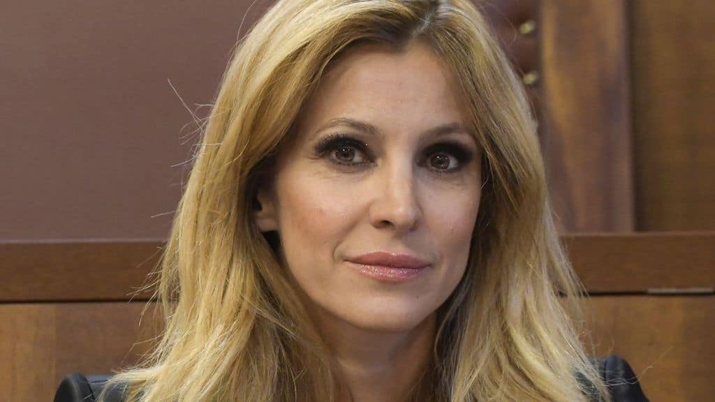 Adriana Volpe: studi, esordio e carriera della conduttrice ed ex concorrente del Grande Fratello Vip