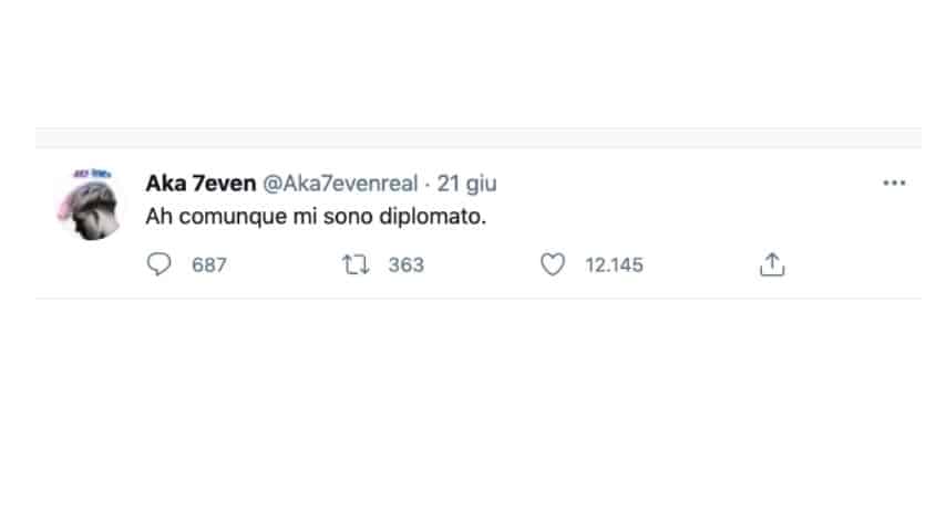Aka7even annuncia il diploma con un tweet