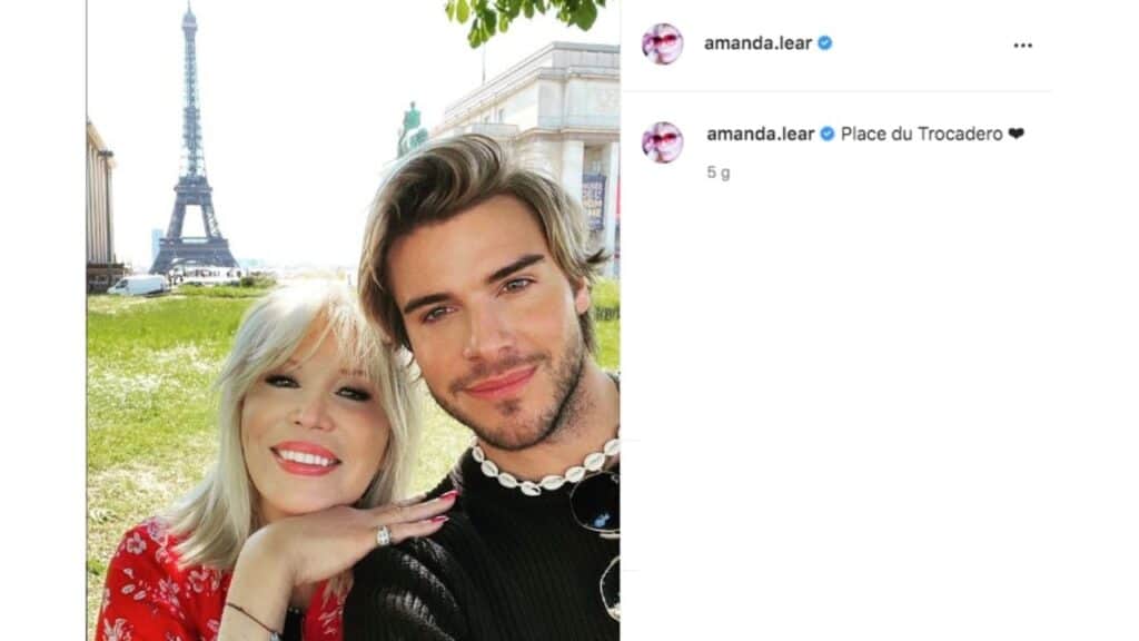 Amanda Lear, è mistero sul suo nuovo giovane fidanzato: il primo scatto insieme a Parigi su Instagram
