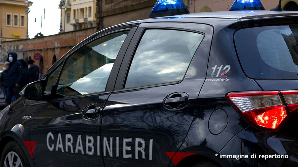anziana morta in casa: colpita con 13 coltellate