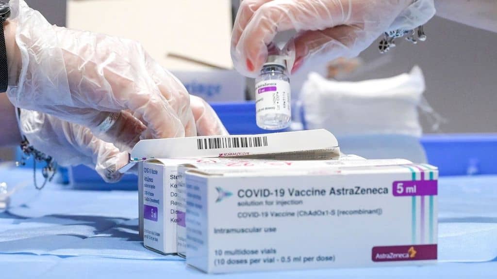 Vaccino, prima dose con AstraZeneca: l'Aifa approva mix di vaccini per il secondo richiamo negli under 60