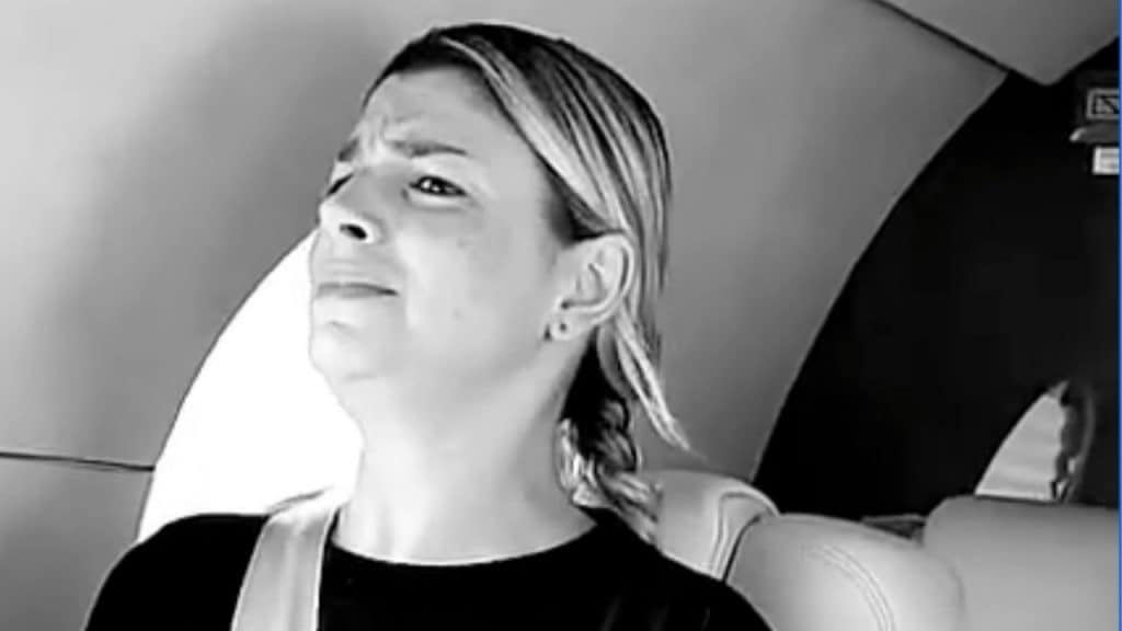 emma marrone terrorizzata su un aereo