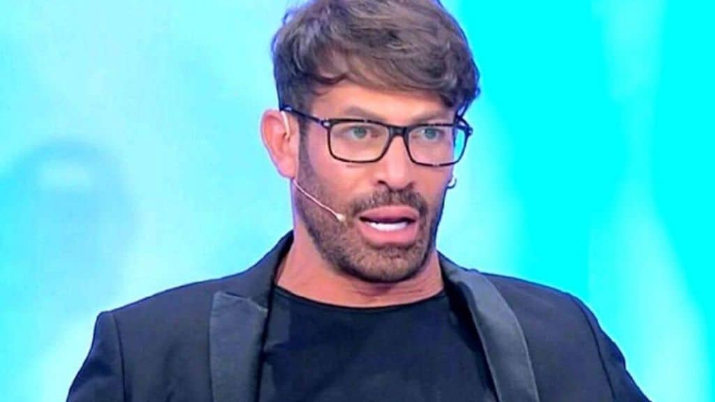 Gianni Sperti, l'ultimo scatto su Instagram collezione critiche. Lo sfogo dell'opinionista: "Anche meno, grazie"