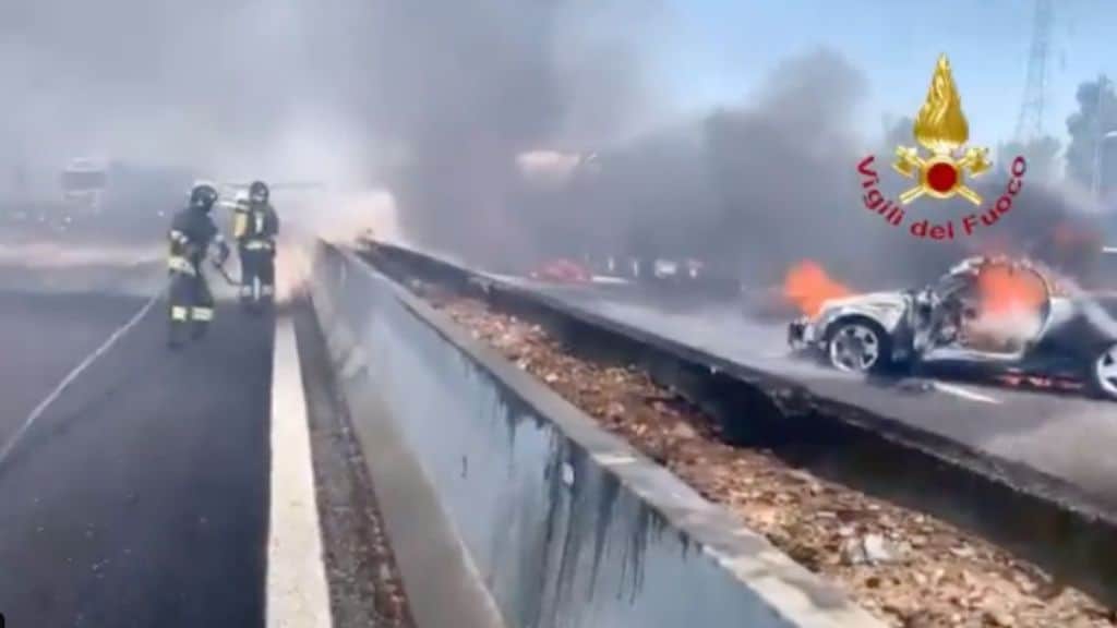 Incidente sulla A1: scontro tra due tir e un'auto. Incendio e fumo