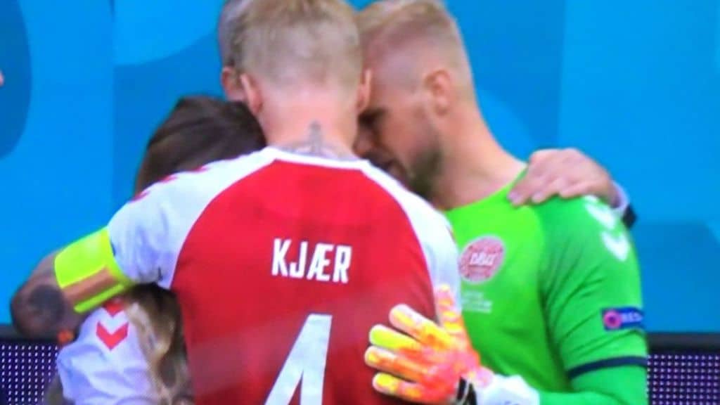 Il dramma di Eriksen, malore in campo e il gesto dei giocatori