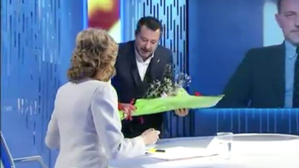 matteo salvini regala fiori a lilli gruber