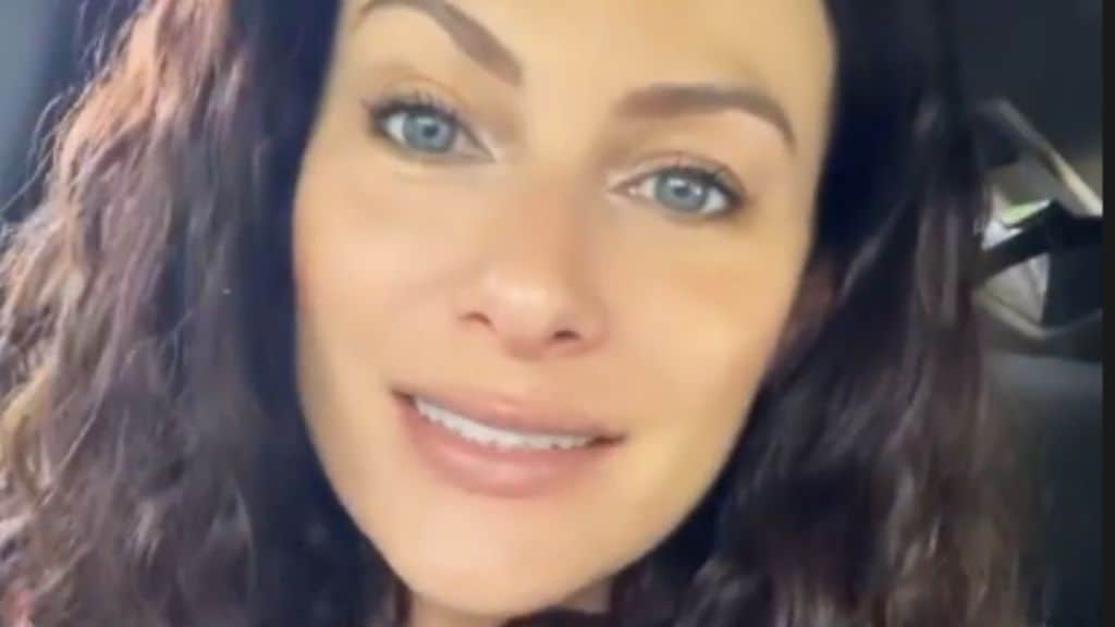 Paola Turani incinta mostra il pancione e l'ecografia