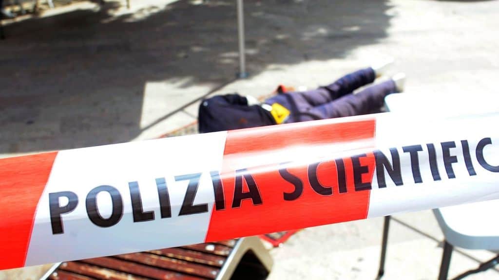 Milano, accoltella a morte il fratello davanti alla madre