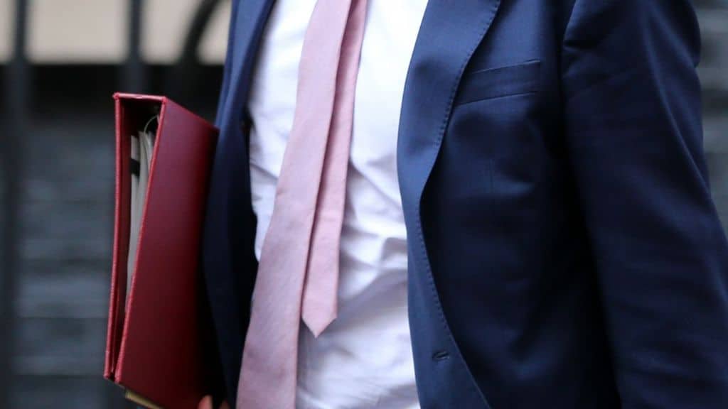 scandalo per la foto del bacio con l'amante si dimette ministro salute inglese