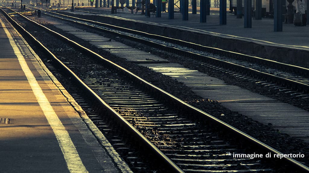 suicida 18enne sotto un treno a Torino: vittima di bullismo e omofobia